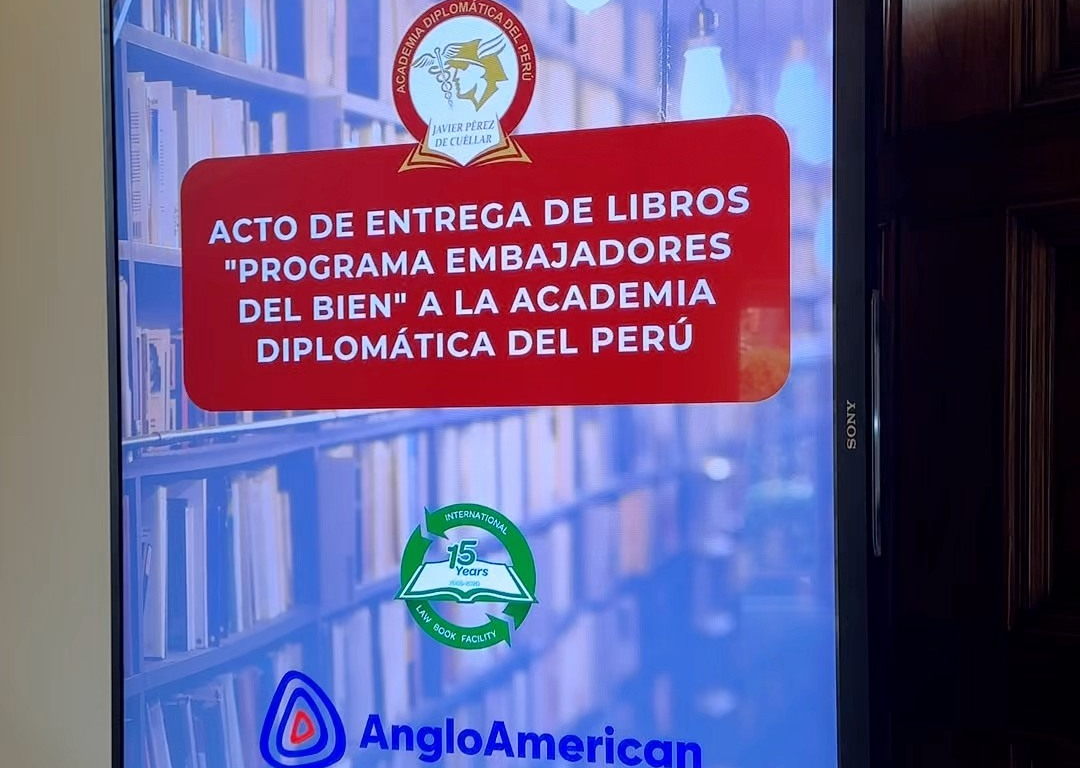 La Academia Diplomática del Perú recibió una importante donación de libros en el marco del programa “Embajadores del bien”, auspiciado por la empresa Anglo American, la organización International Law Facility y la editorial británica Brill.